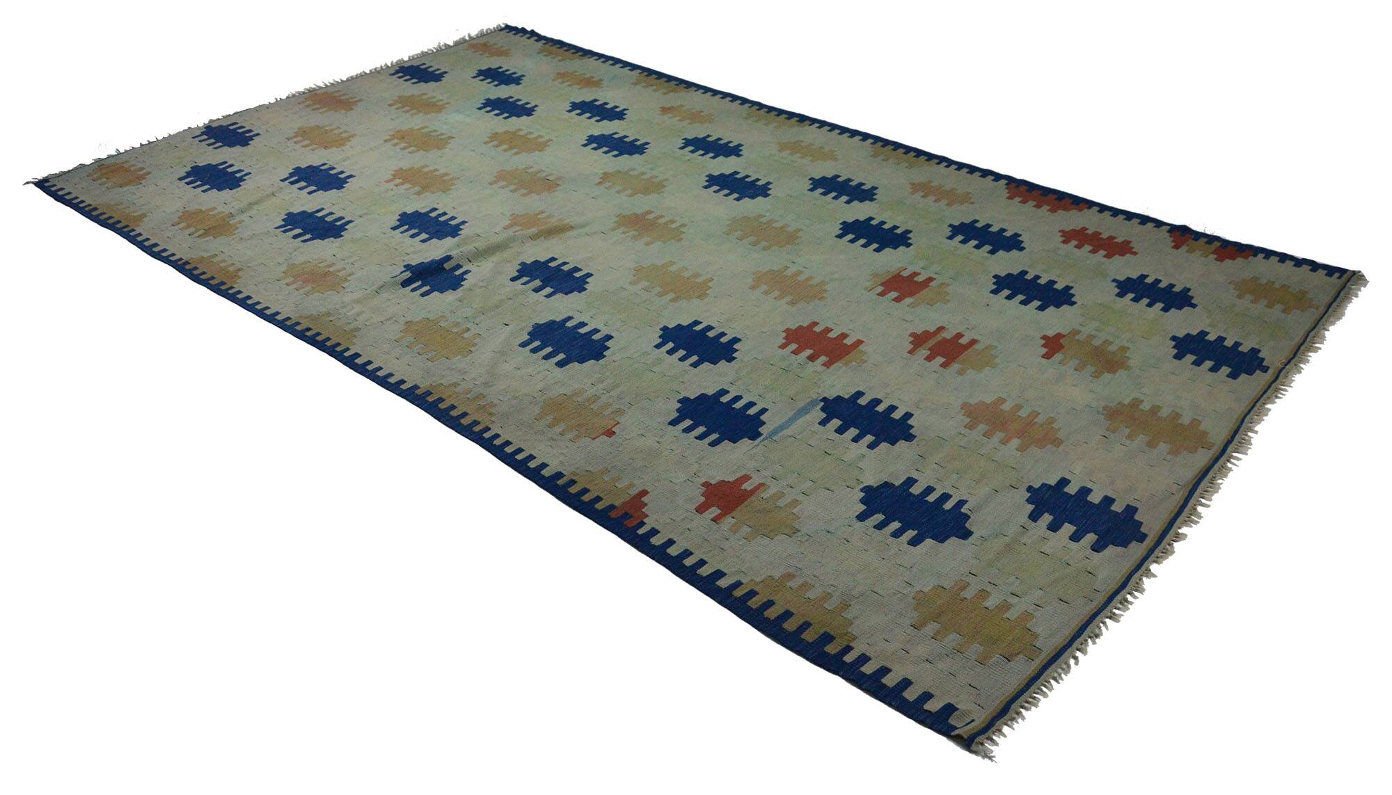 Grand vintage Turkish kilim in blue and ecru, 352 x 217 cm.