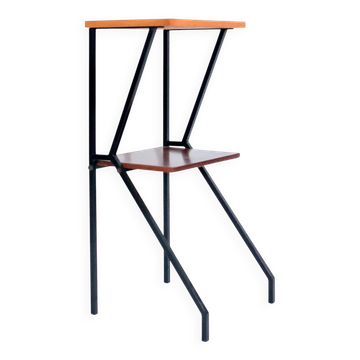 Table d’appoint téléphone italienne moderne du milieu du siècle à deux niveaux, bois et structure en métal noir, années 1960