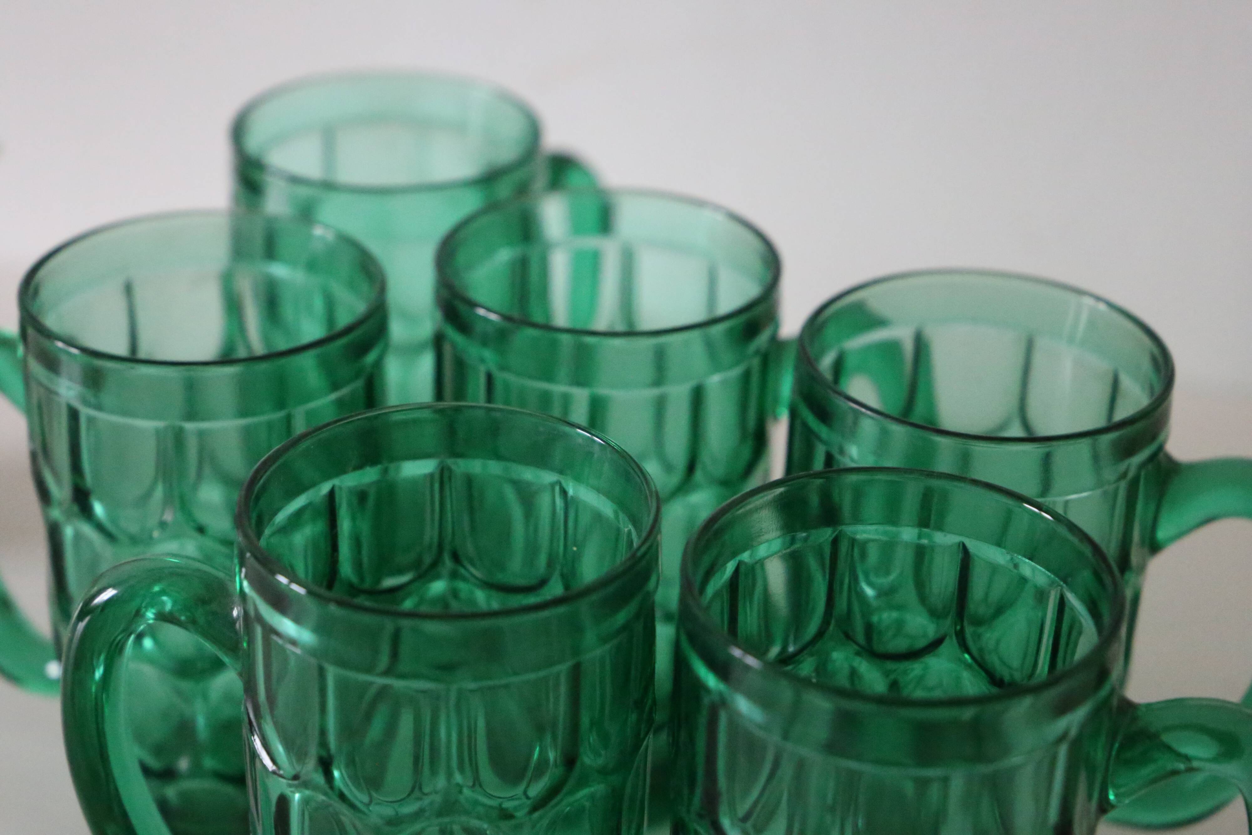Ensemble de 6 mugs en verre, vert, vintage français, 1980
