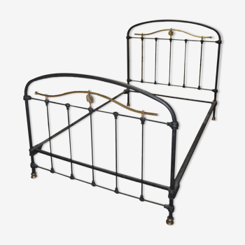 Bed in black iron and golden brass