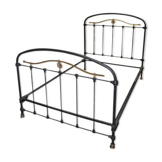 Bed in black iron and golden brass