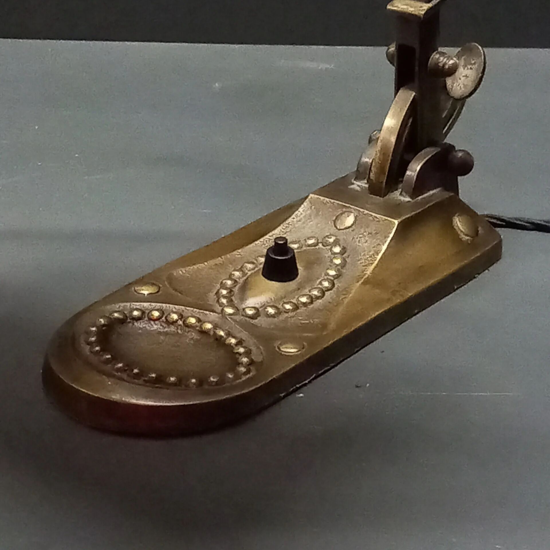 Antique brass Art Deco notary lamp/banker lamp