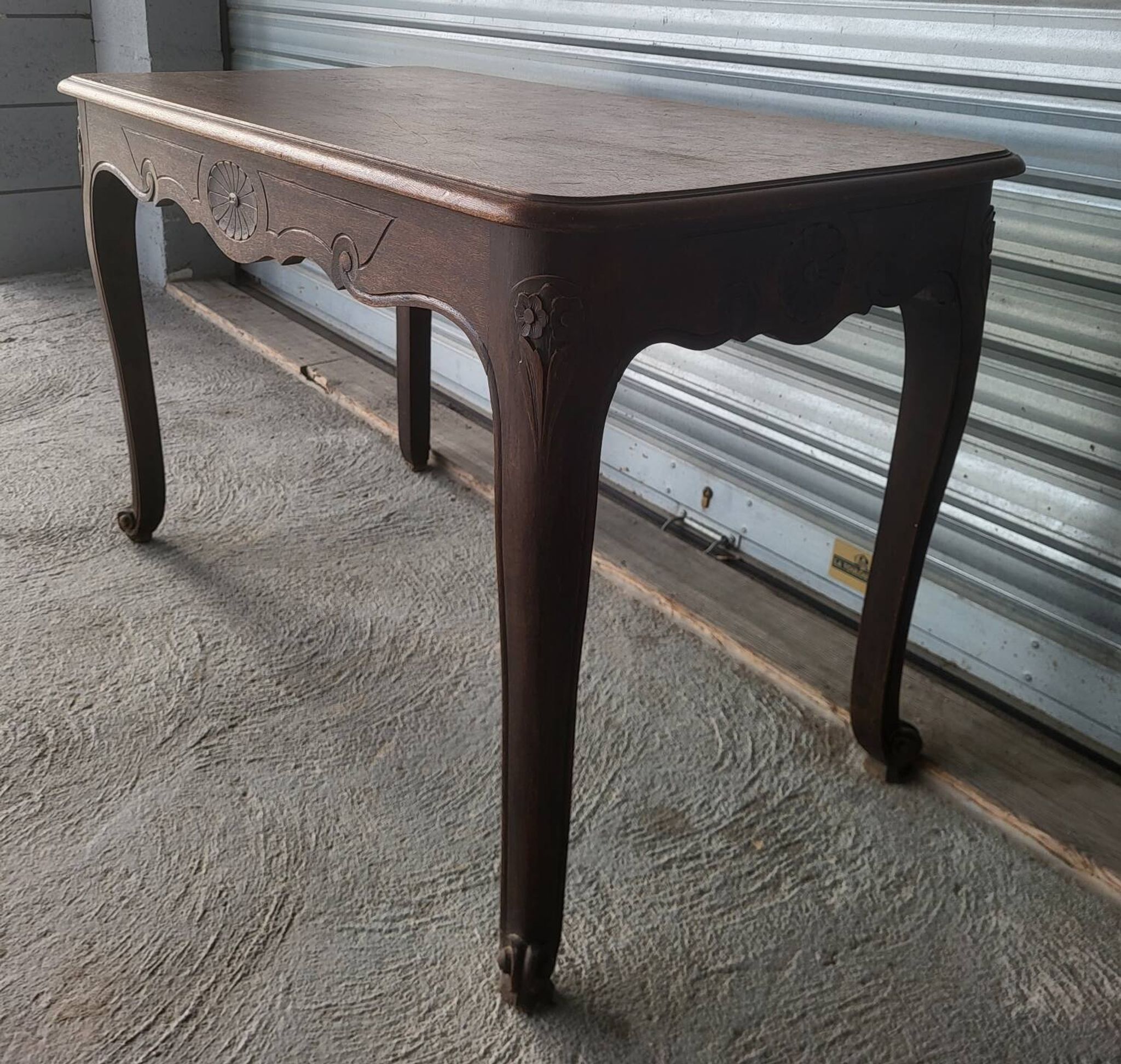 Bureau dit "bureau de dame" / table style Louis XV en bois  massif