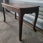 Bureau dit "bureau de dame" / table style Louis XV en bois  massif