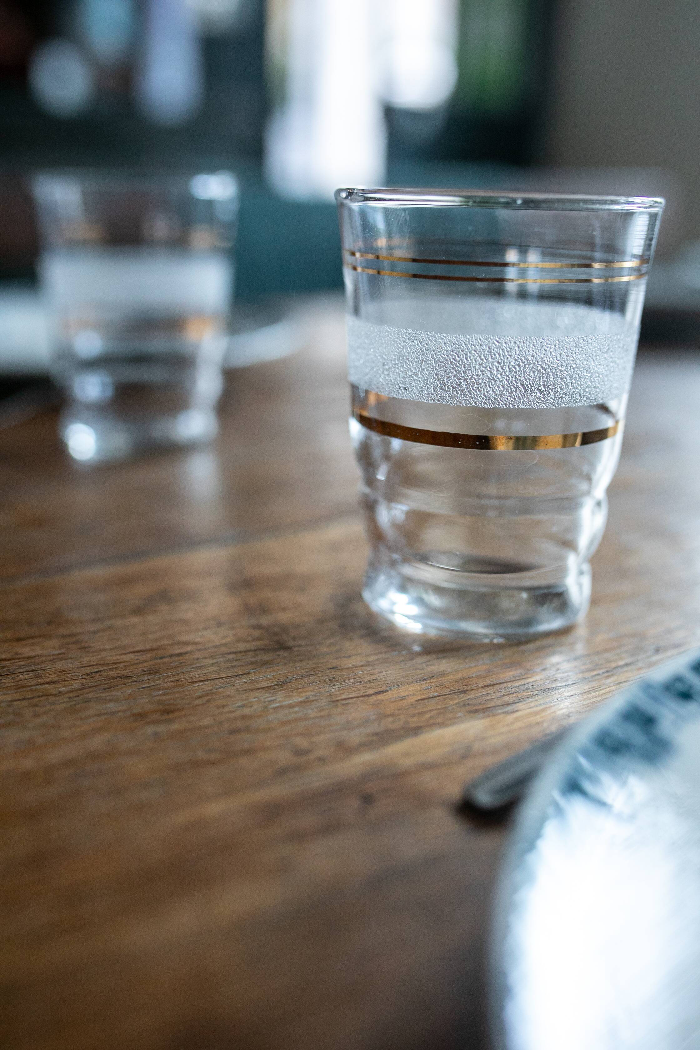 Lot de 8 verres granités blancs