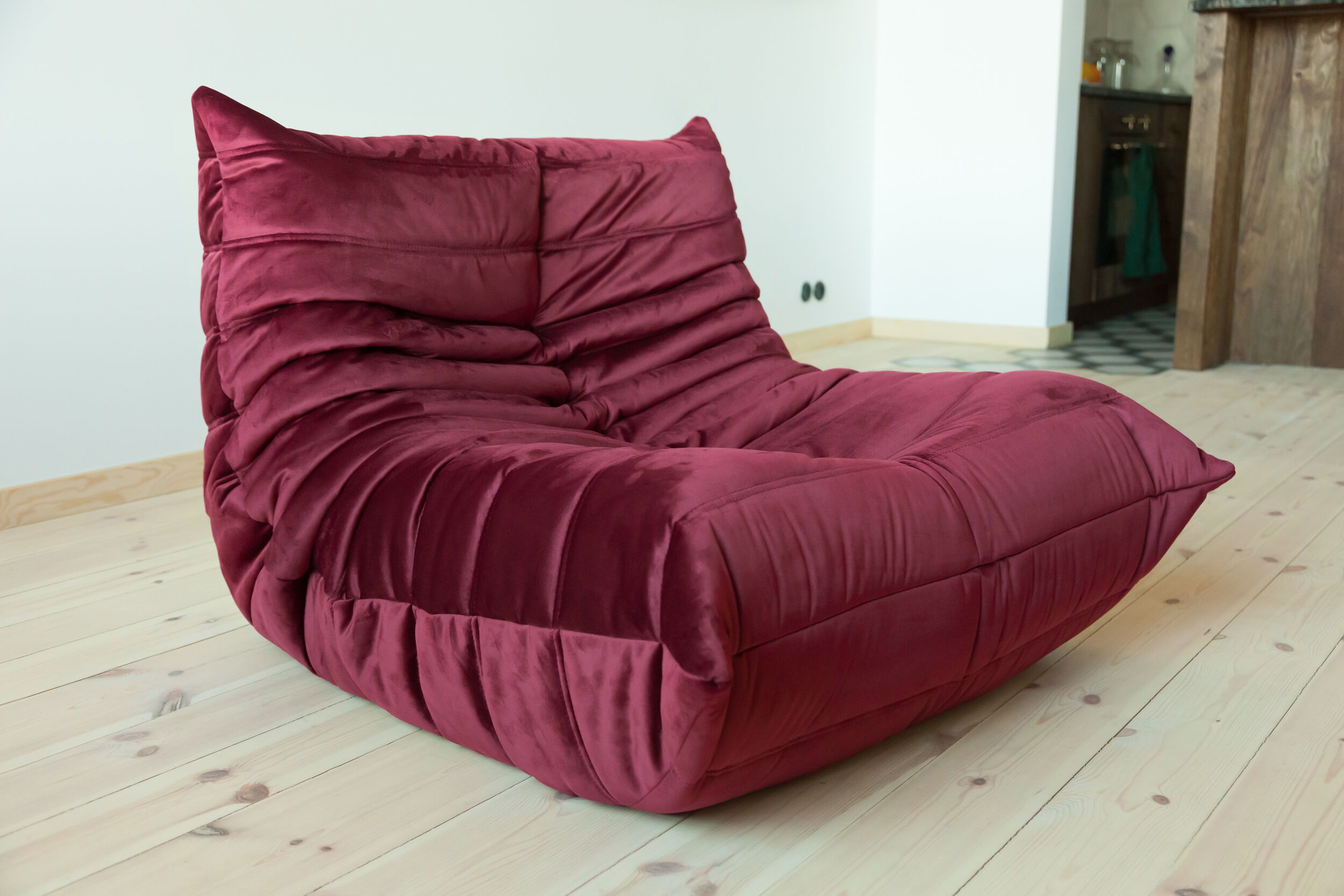 Chauffeuse et pouf Togo en velours bordeaux modèle dessiné par Michel Ducaroy 1973