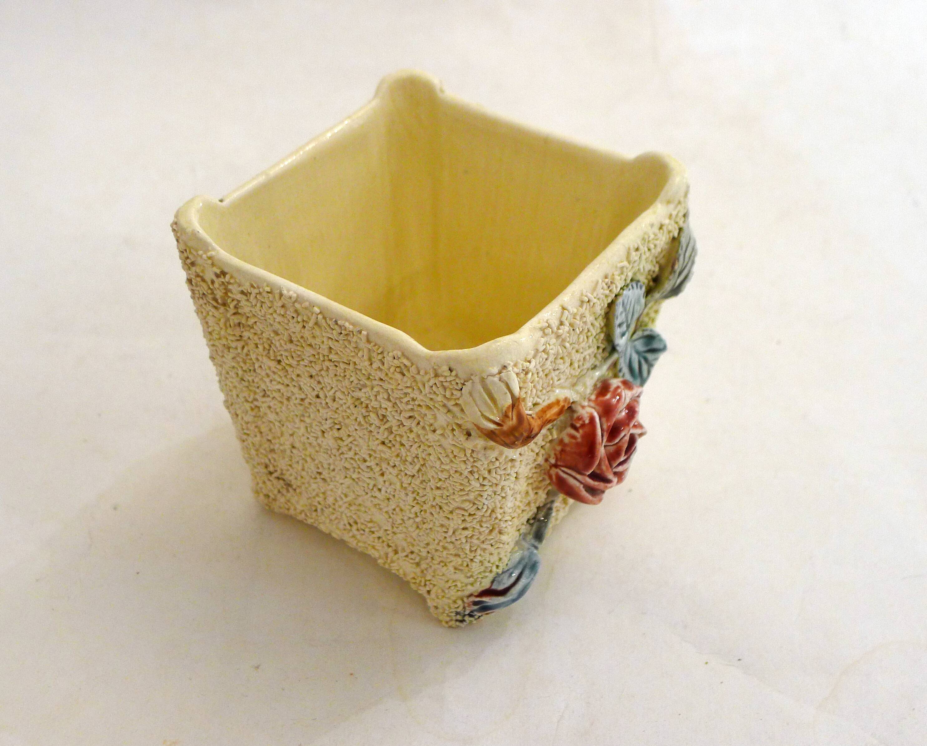 Small rose-patterned cache-pot in earthenware.