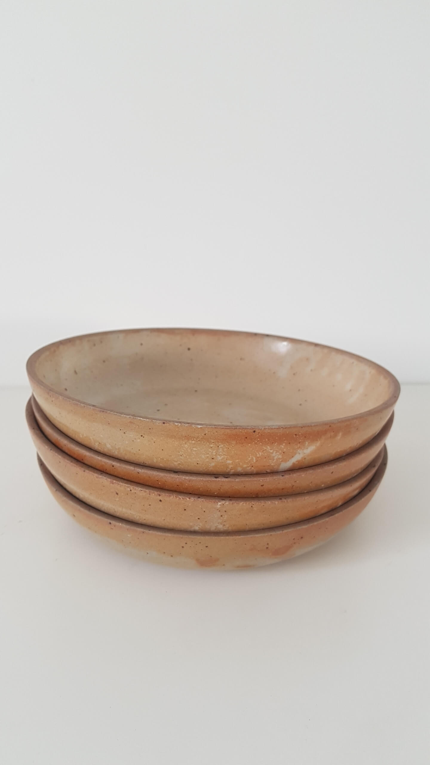 Hollow plates in artisanal terracotta