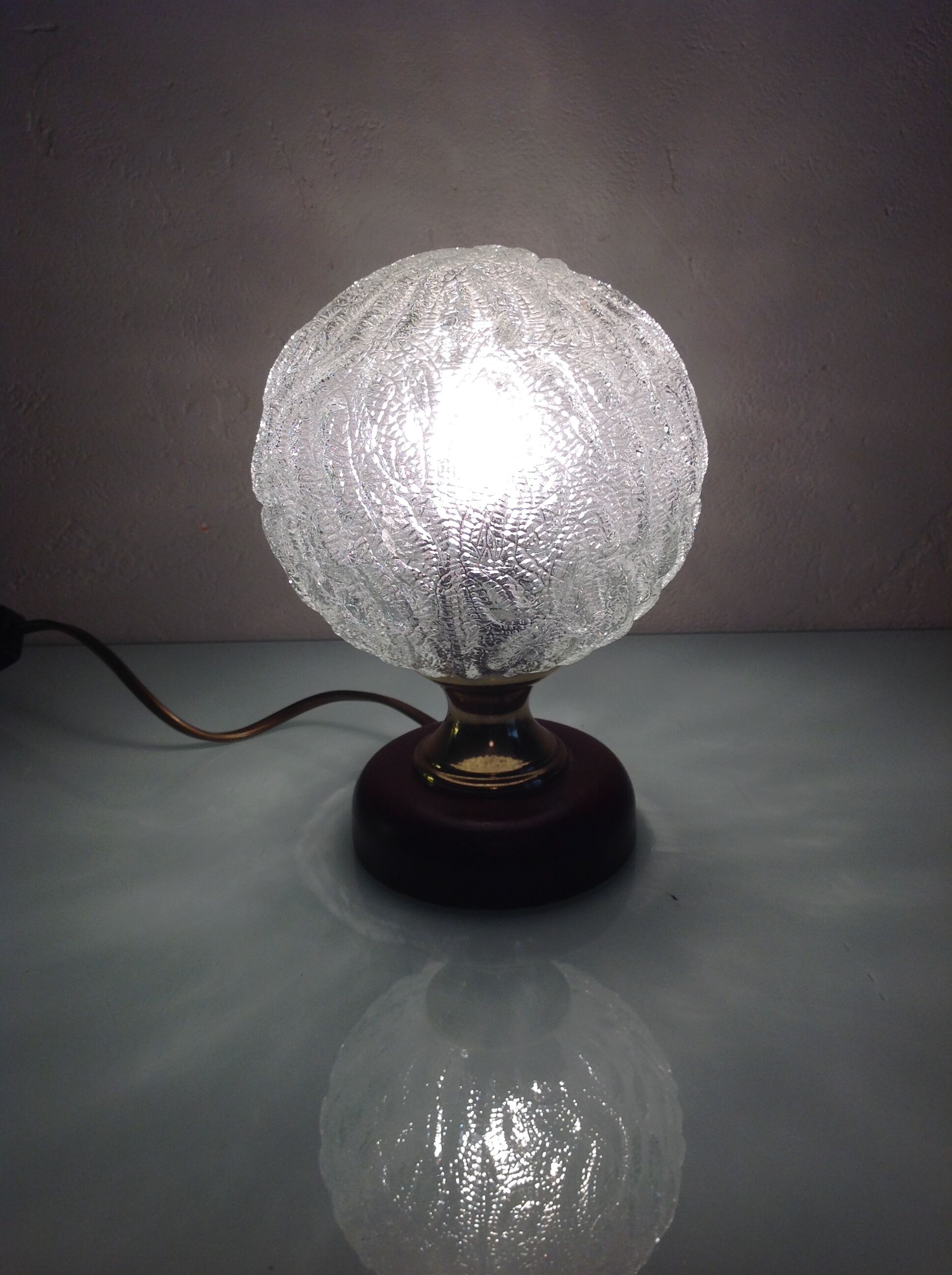 Structured glass bedside lamp and wooden foot / vintage 60s-70s
