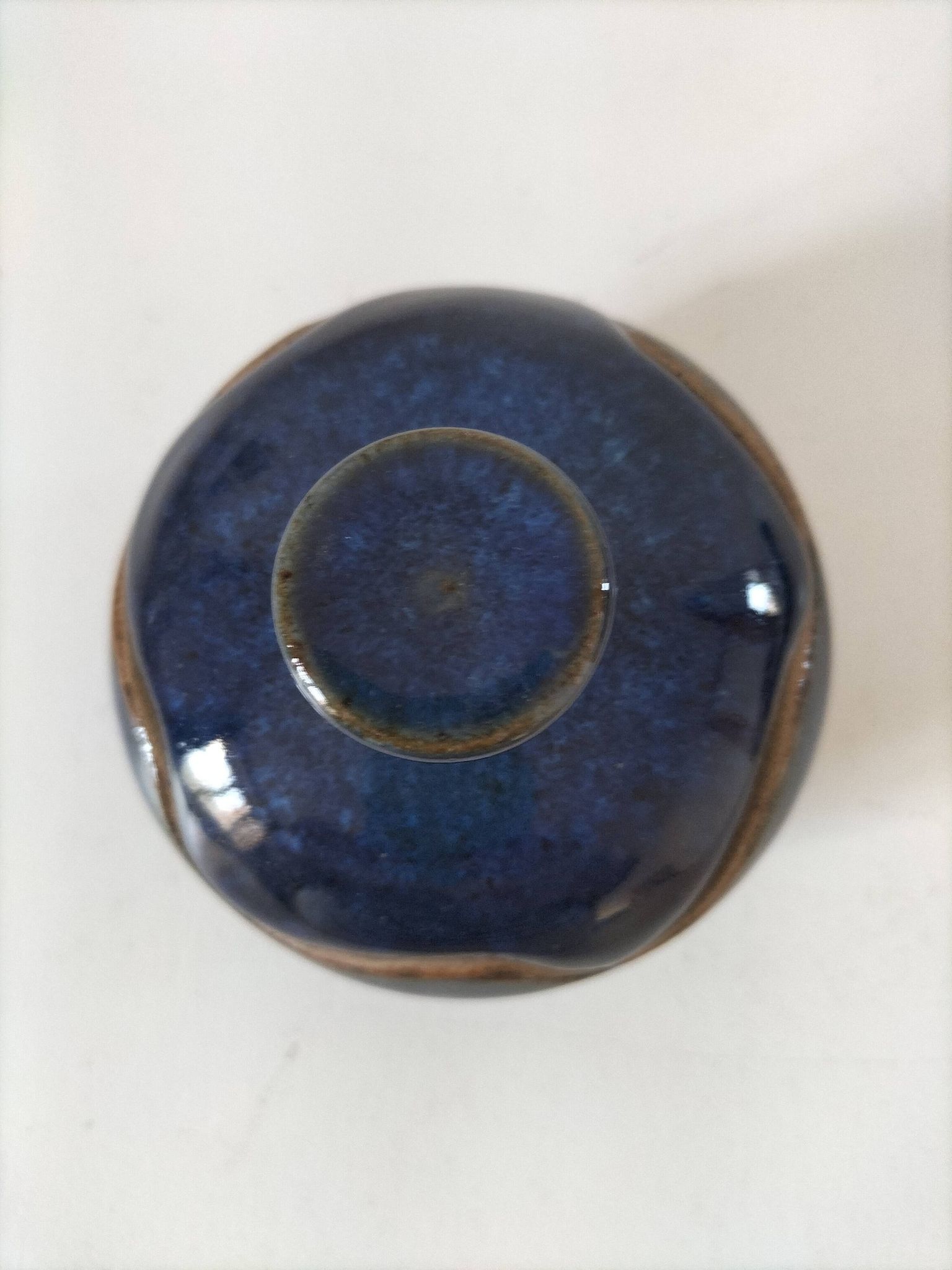 Boîte en grès émaillé bleu nuit – pièce d’atelier, signée