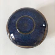 Boîte en grès émaillé bleu nuit – pièce d’atelier, signée
