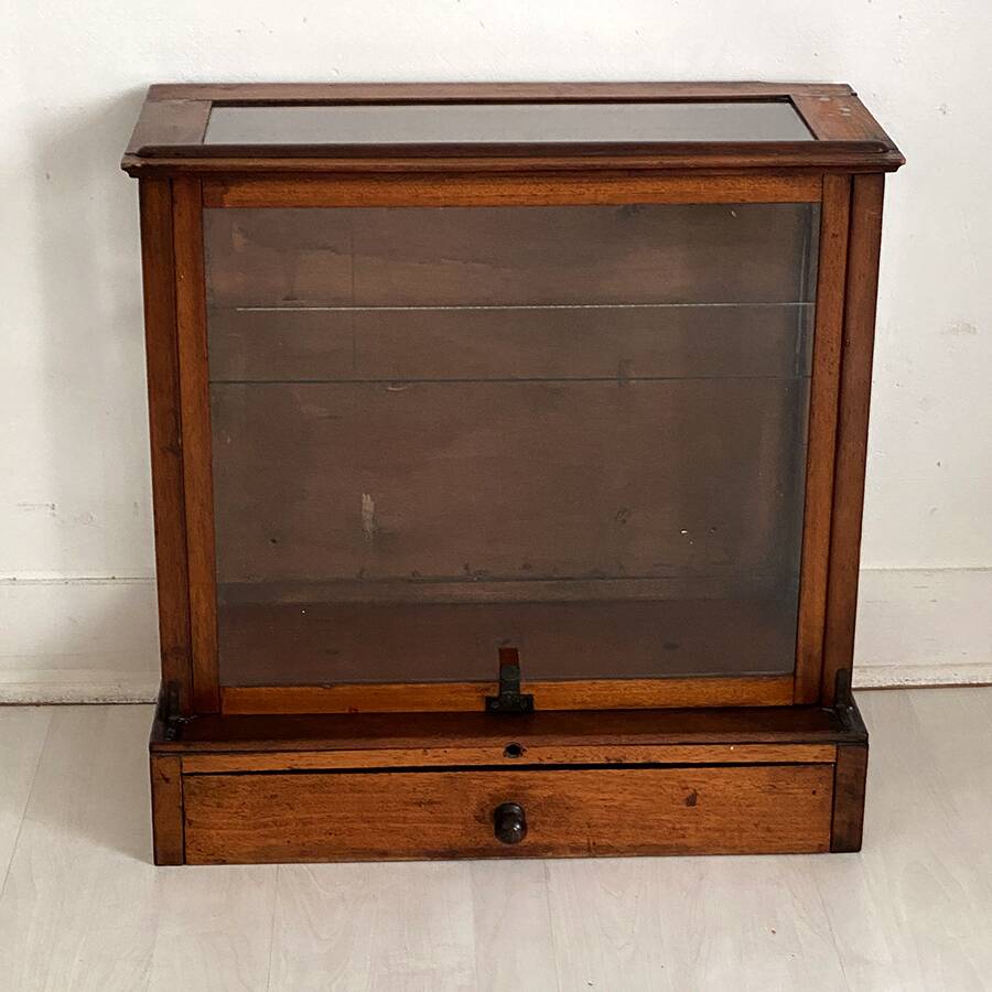 Vitrine de pharmacie, années 30