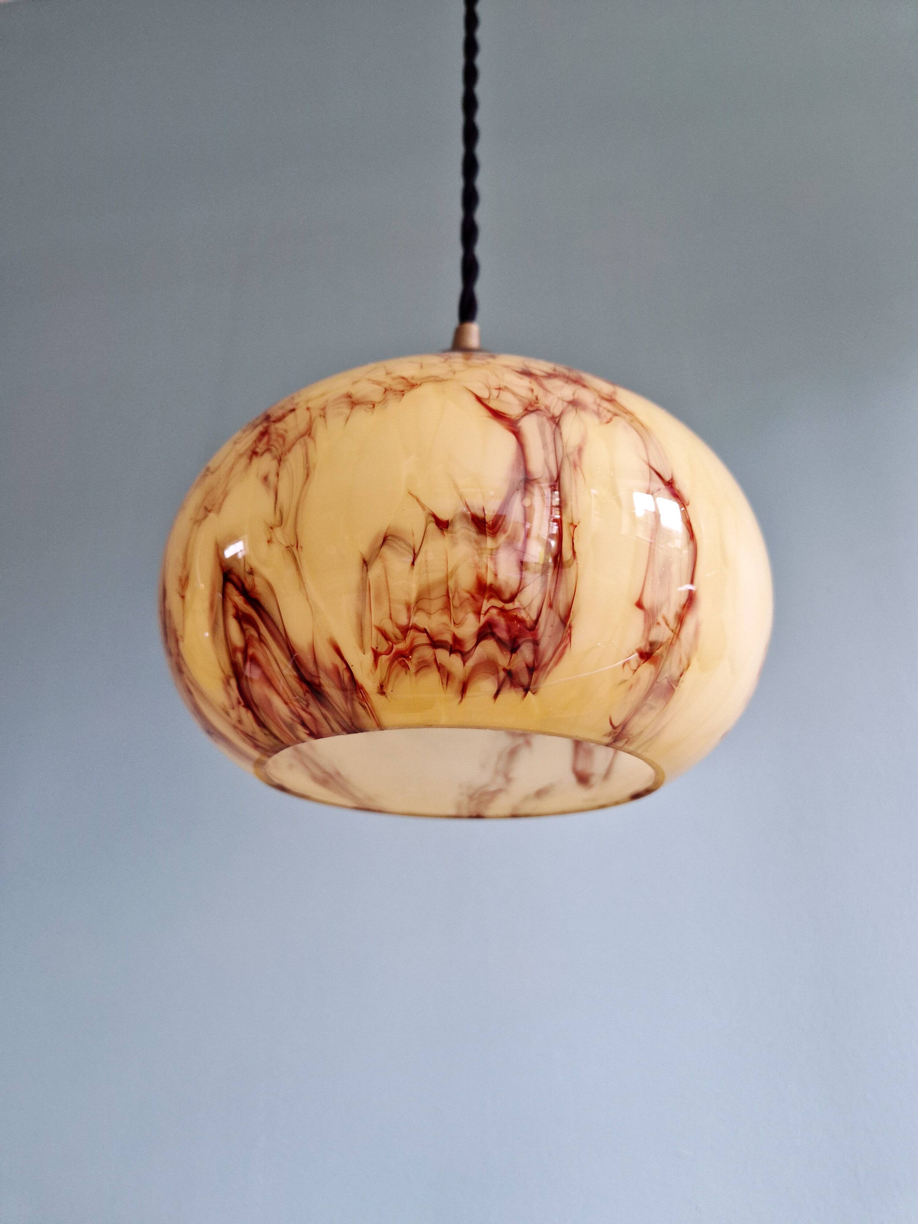 Trio de suspensions art déco en opaline marbrée, Scailmont, 1920-30