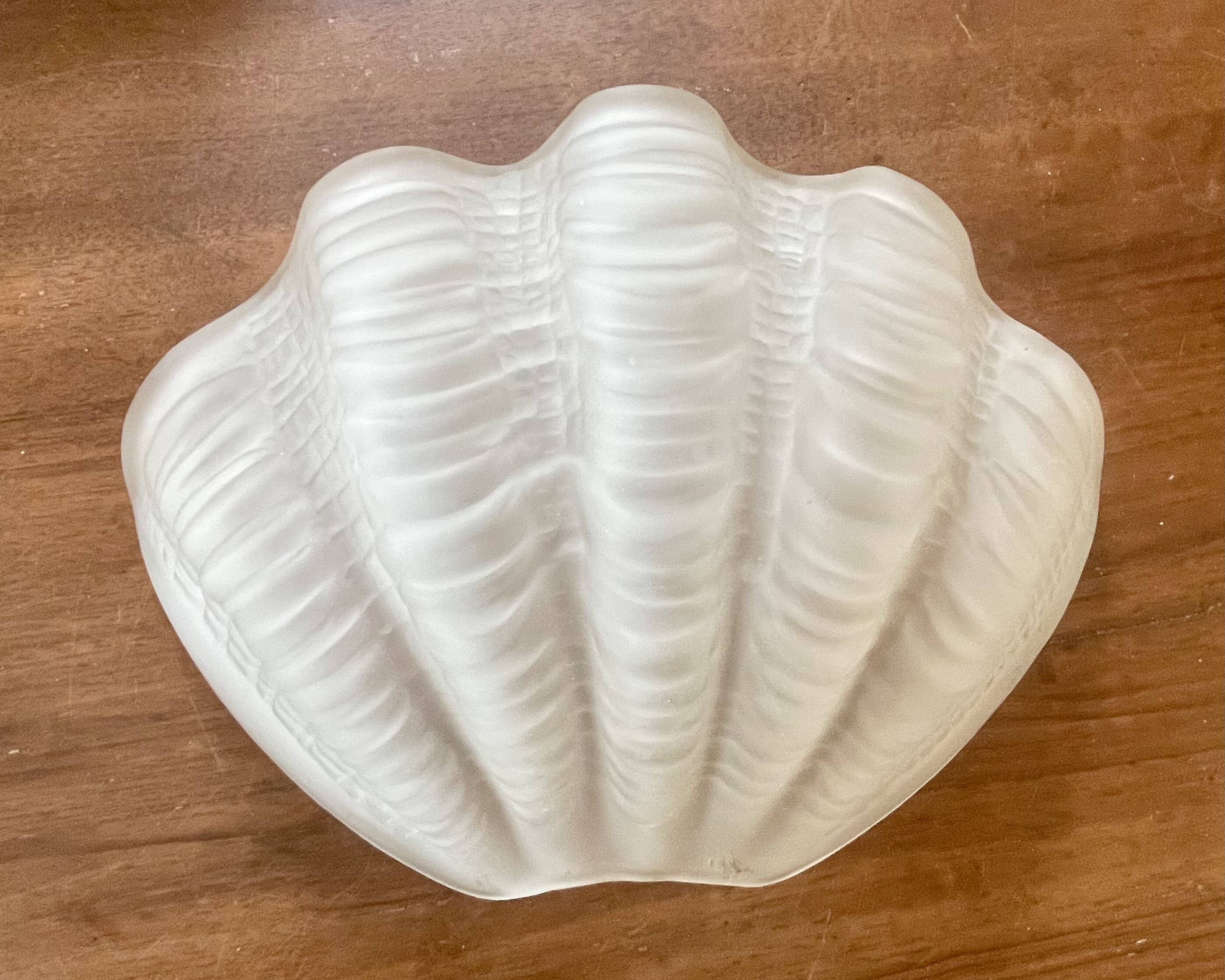 Shell-shaped wall light in Art Deco style with frosted glass and gilded bronze.