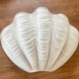 Shell-shaped wall light in Art Deco style with frosted glass and gilded bronze.