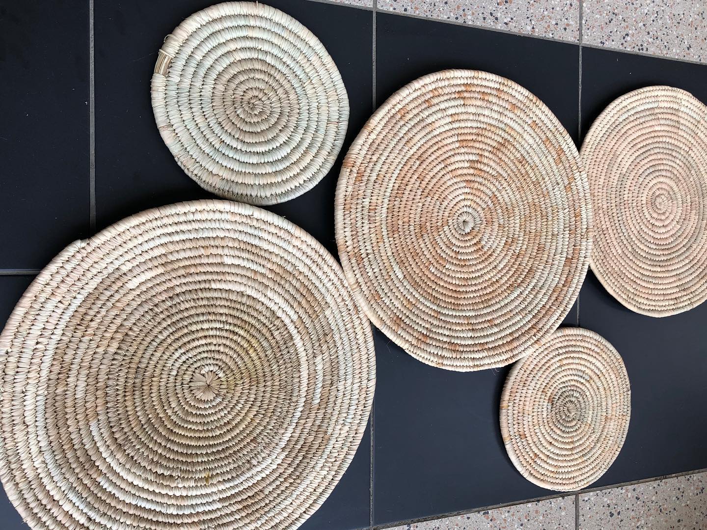 Lot of 6 sets of african table in natural raphia