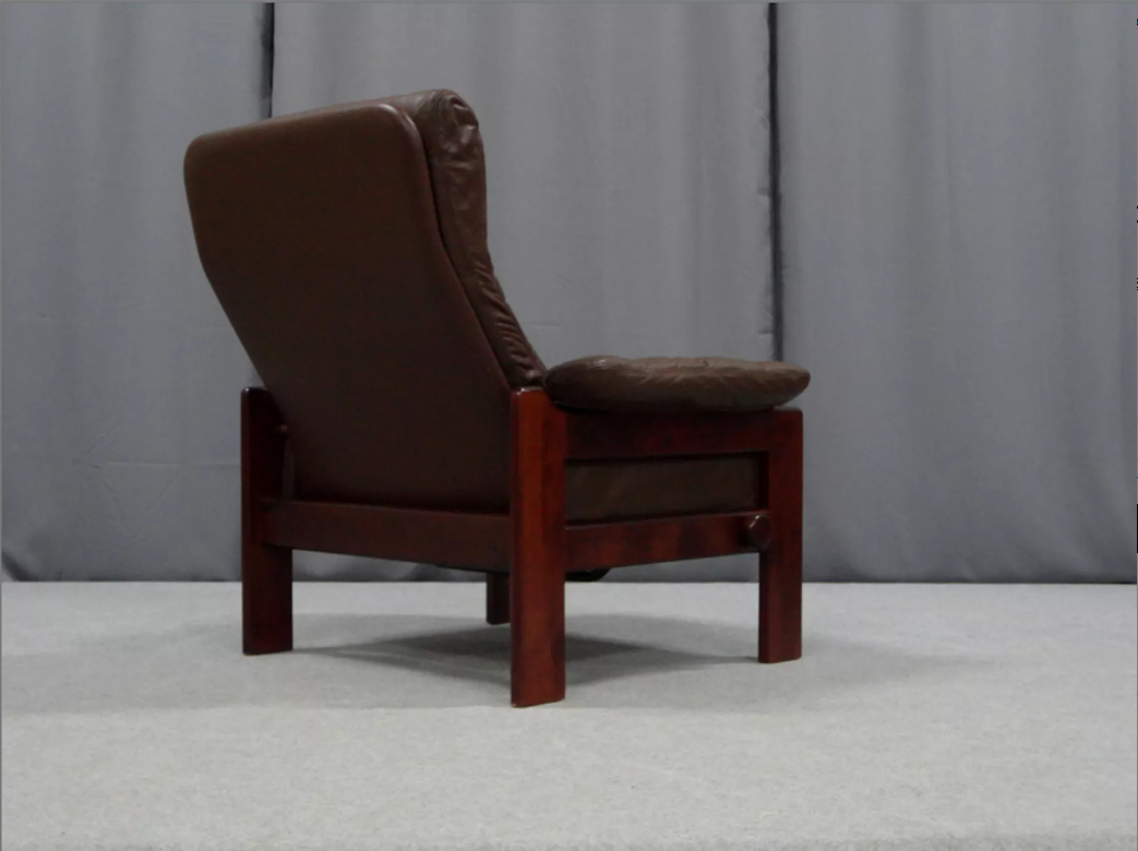 Pair of armchairs and ottoman in leather, 1970