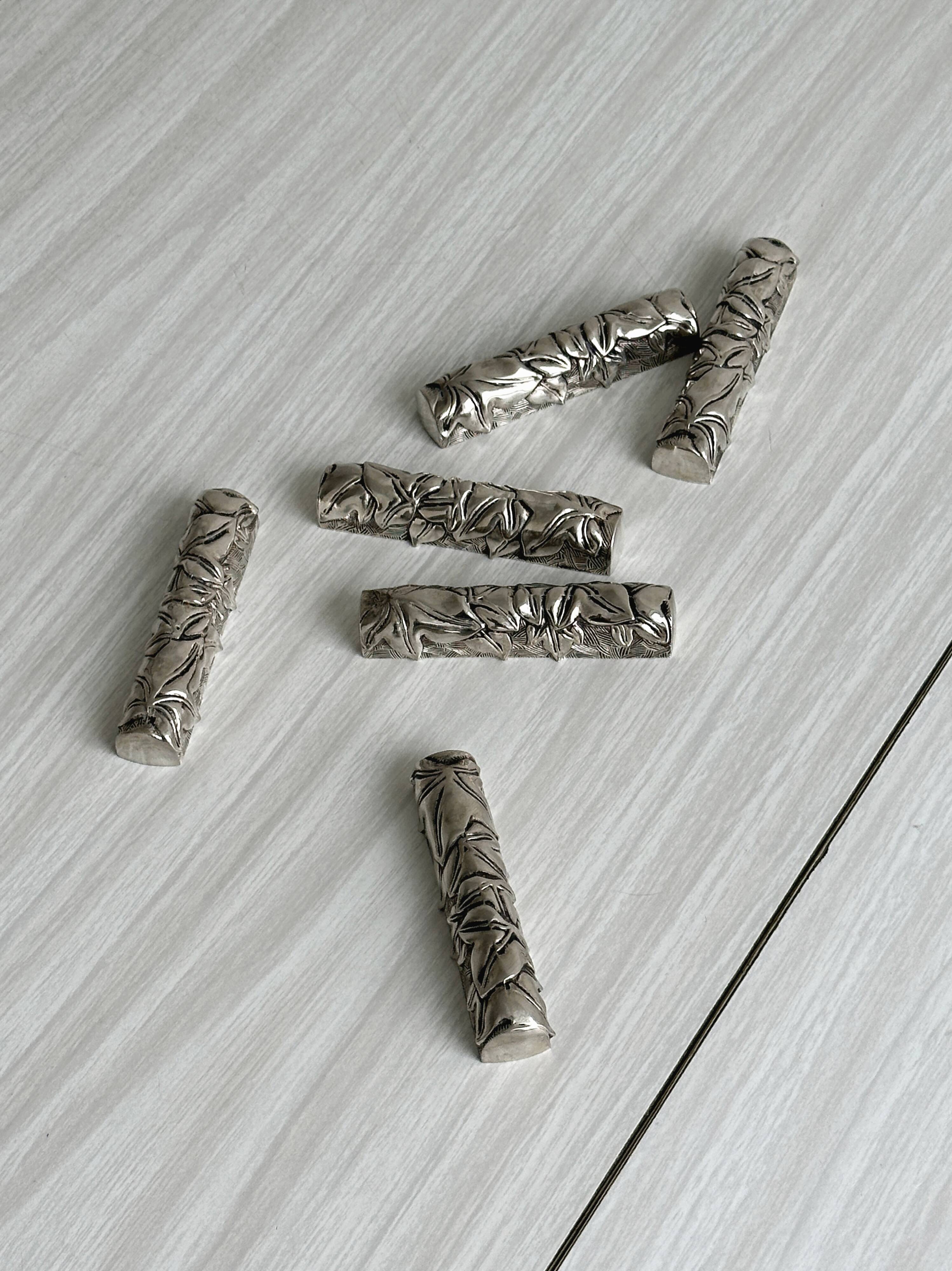 Set of 6 vintage knife rests with bamboo and foliage pattern.