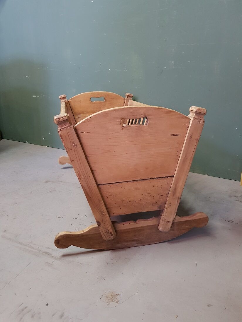 Late 19th century dutch pine wood rocking cradle