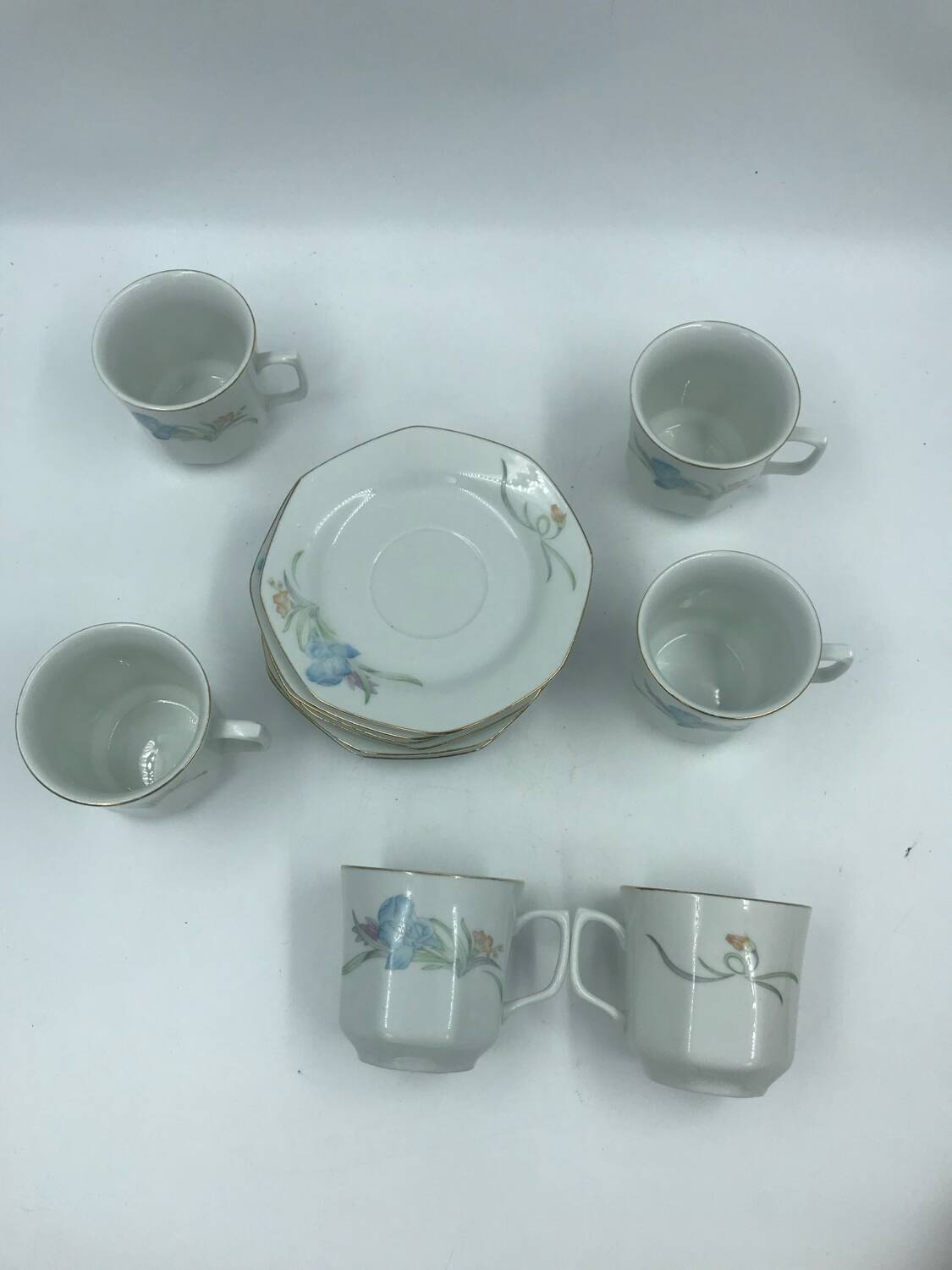 6 vintage cups and saucers