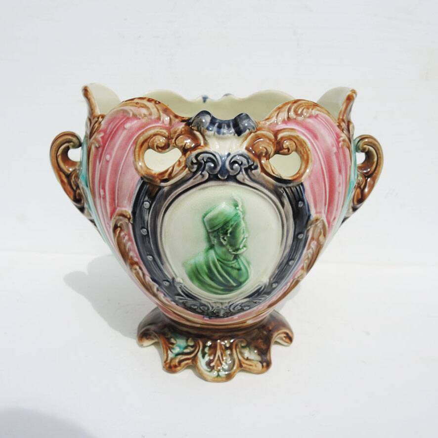 Ancien cache-pot en barbotine médaillon de style art nouveau