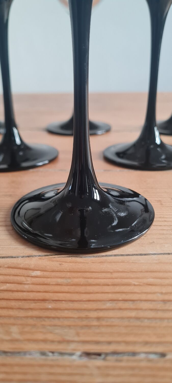 Set of 6 Luminarc wine glasses