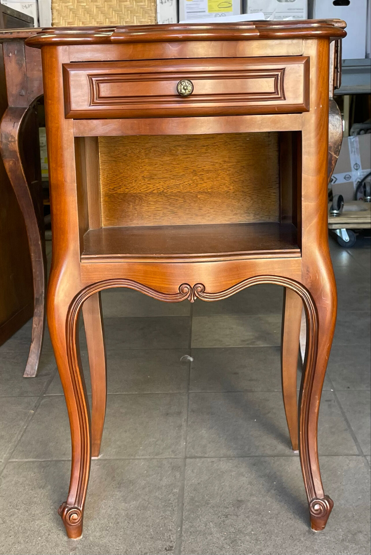 Table de chevet, style Louis XV–un tiroir