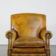 Fauteuil confortable de style anglais en cuir jaune de grande taille avec une finition soignée et des clous décoratifs