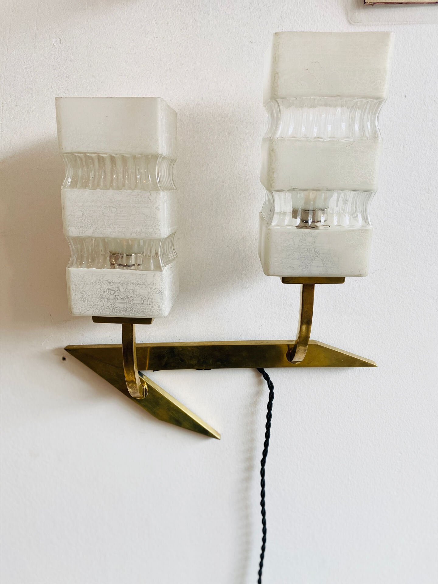 Vintage wall light in brass and glass from the 1960s.