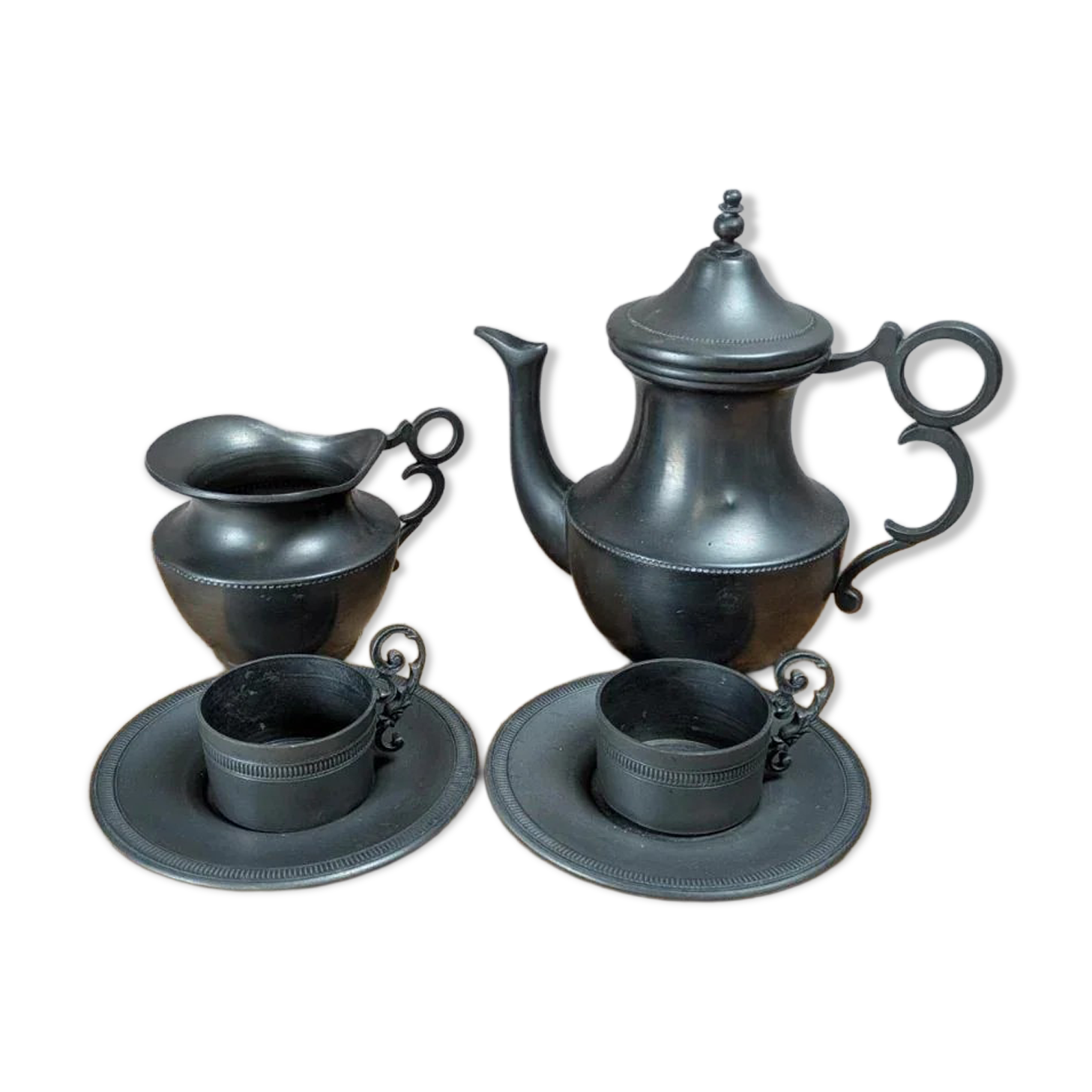 Tin lot – teapot, milk jug & duo of cups/saucers