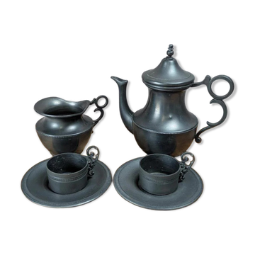 Tin lot – teapot, milk jug & duo of cups/saucers