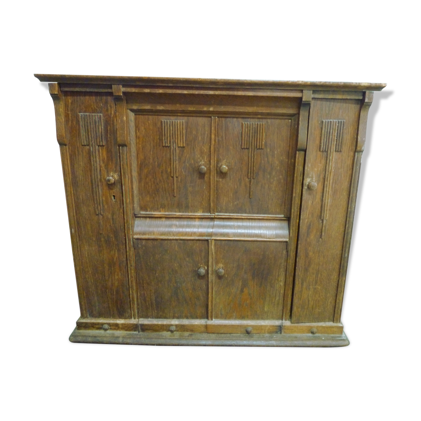 Machine sewing art déco