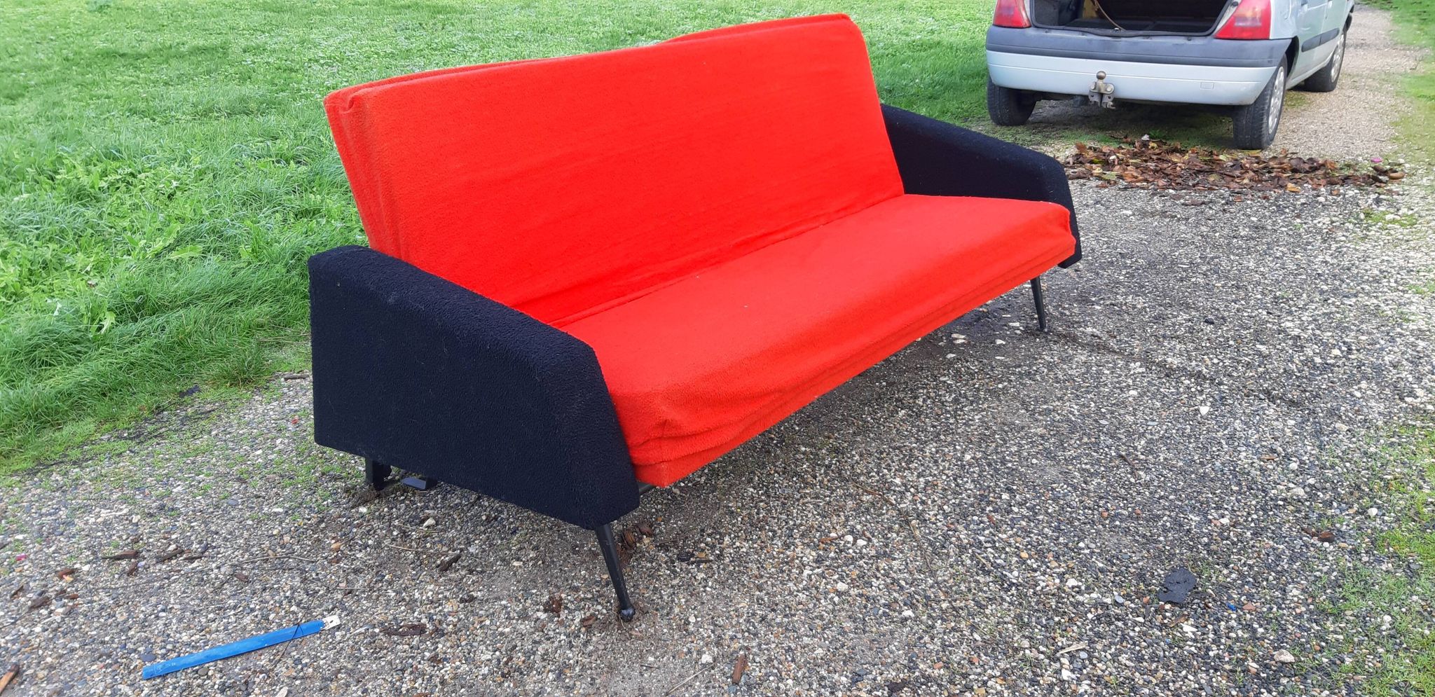 Canapé vintage tissus rouge et noir