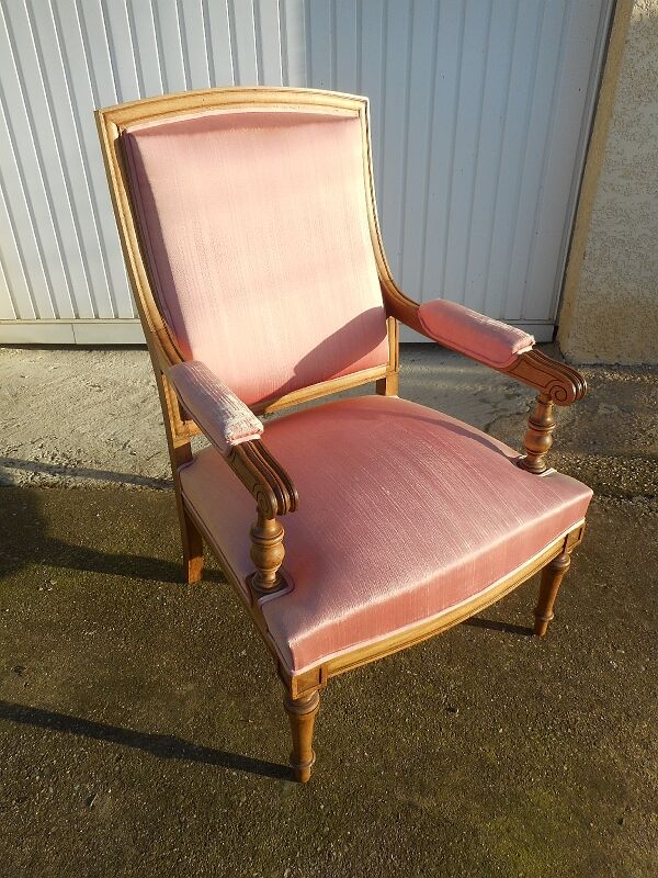 Blond walnut armchair of the nineteenth century