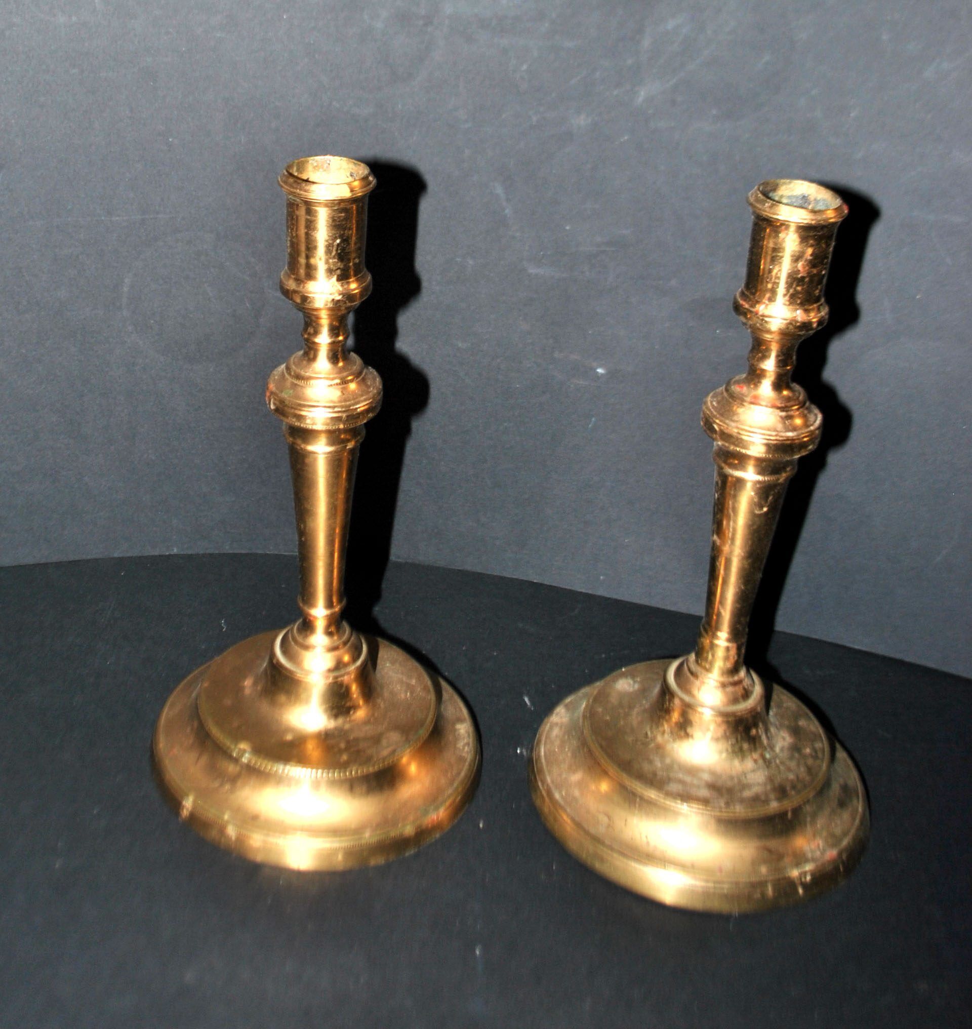Set of 2 antique hand-chiselled gilded bronze candlesticks – Pair of 18th-century candle holders.