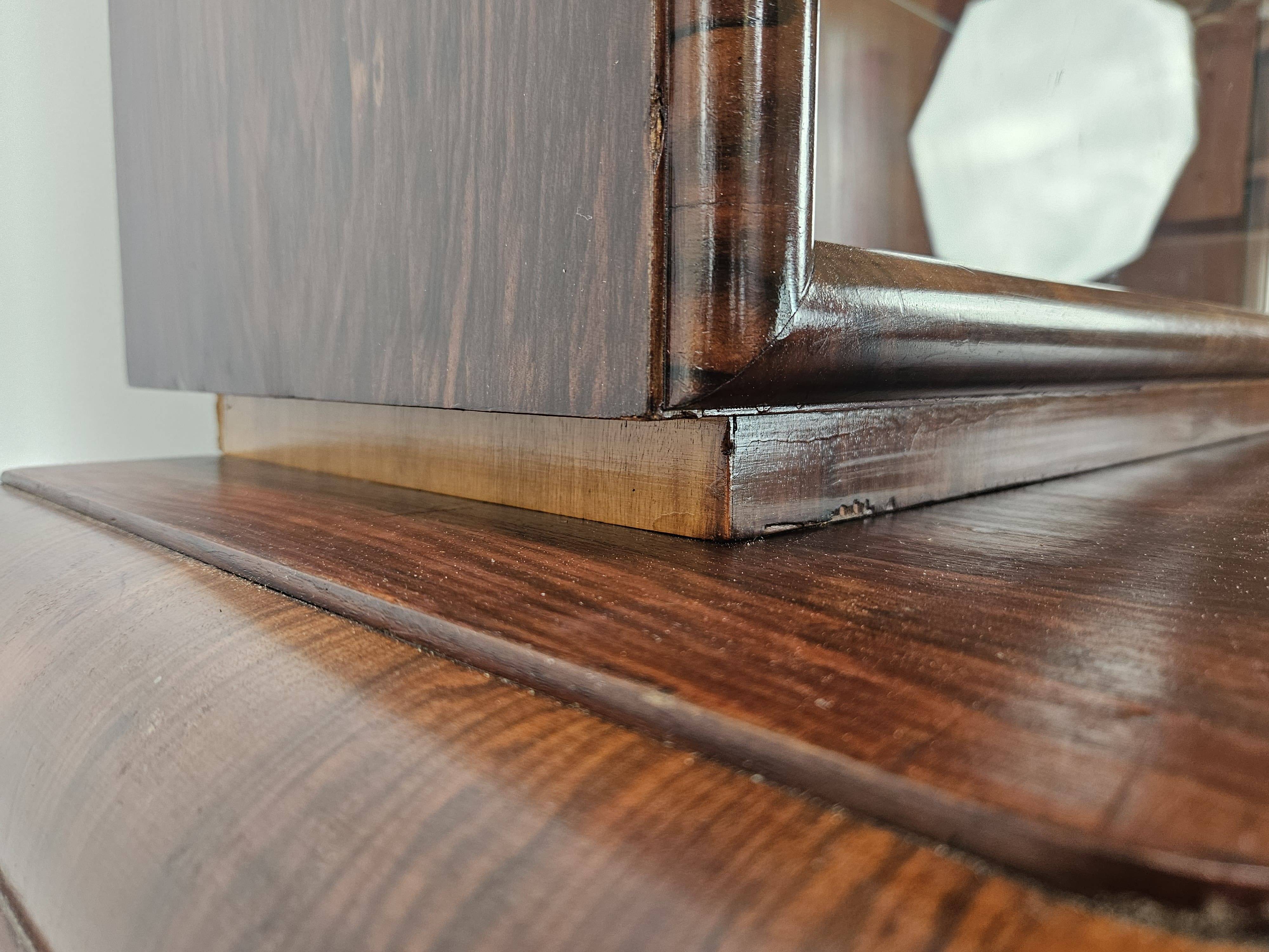 Vitrine Art Déco des années 1930 en noyer et racine de noyer