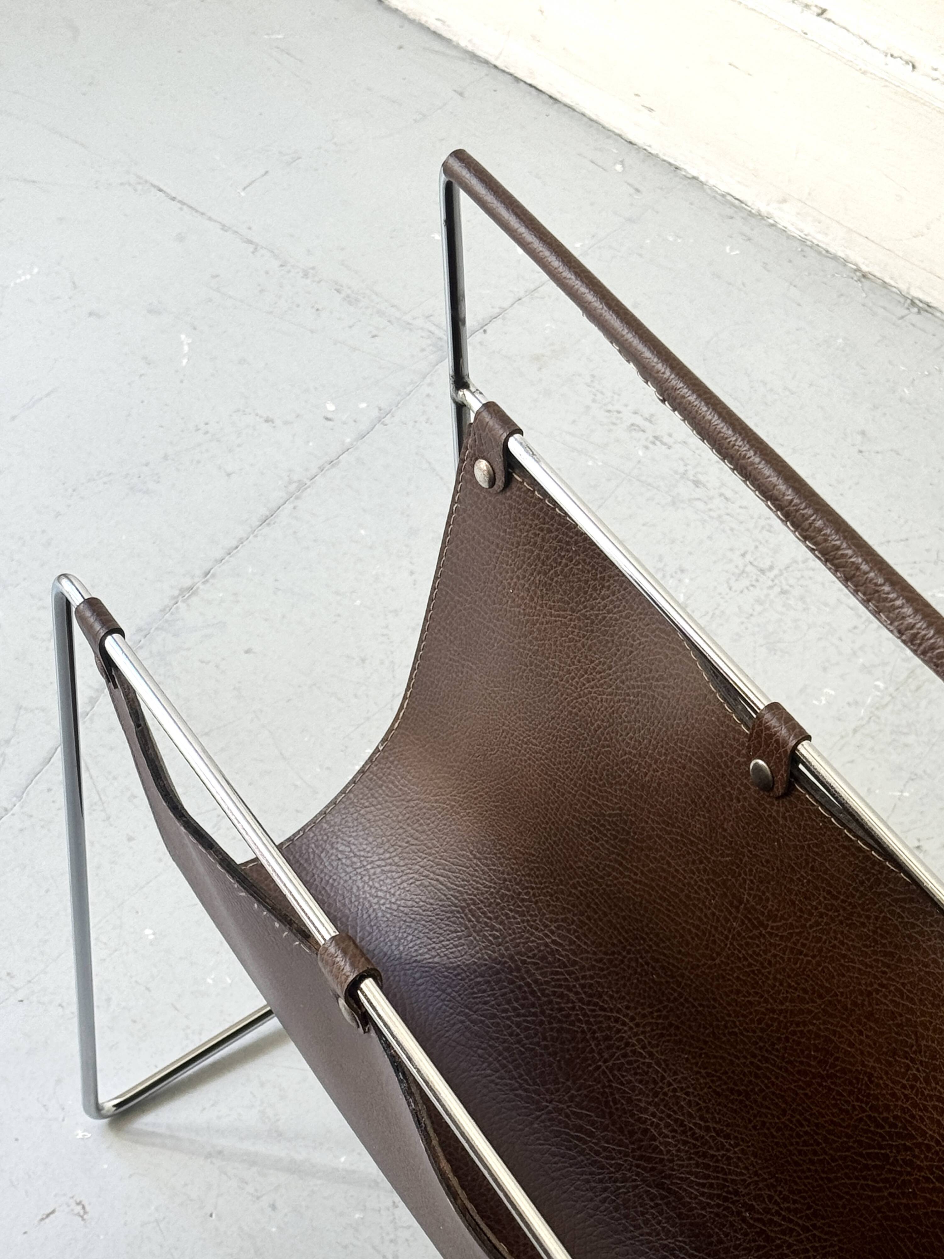 Modernist magazine rack in brown leather & chrome wire metal – 1970 design