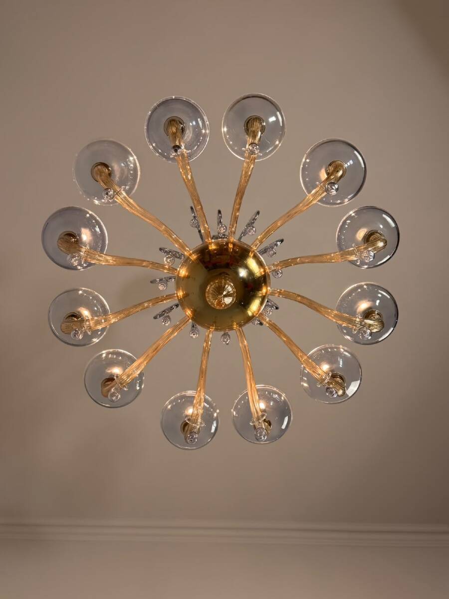 Venetian chandelier in blue and amber Murano glass, 12 light arms, circa 1980.