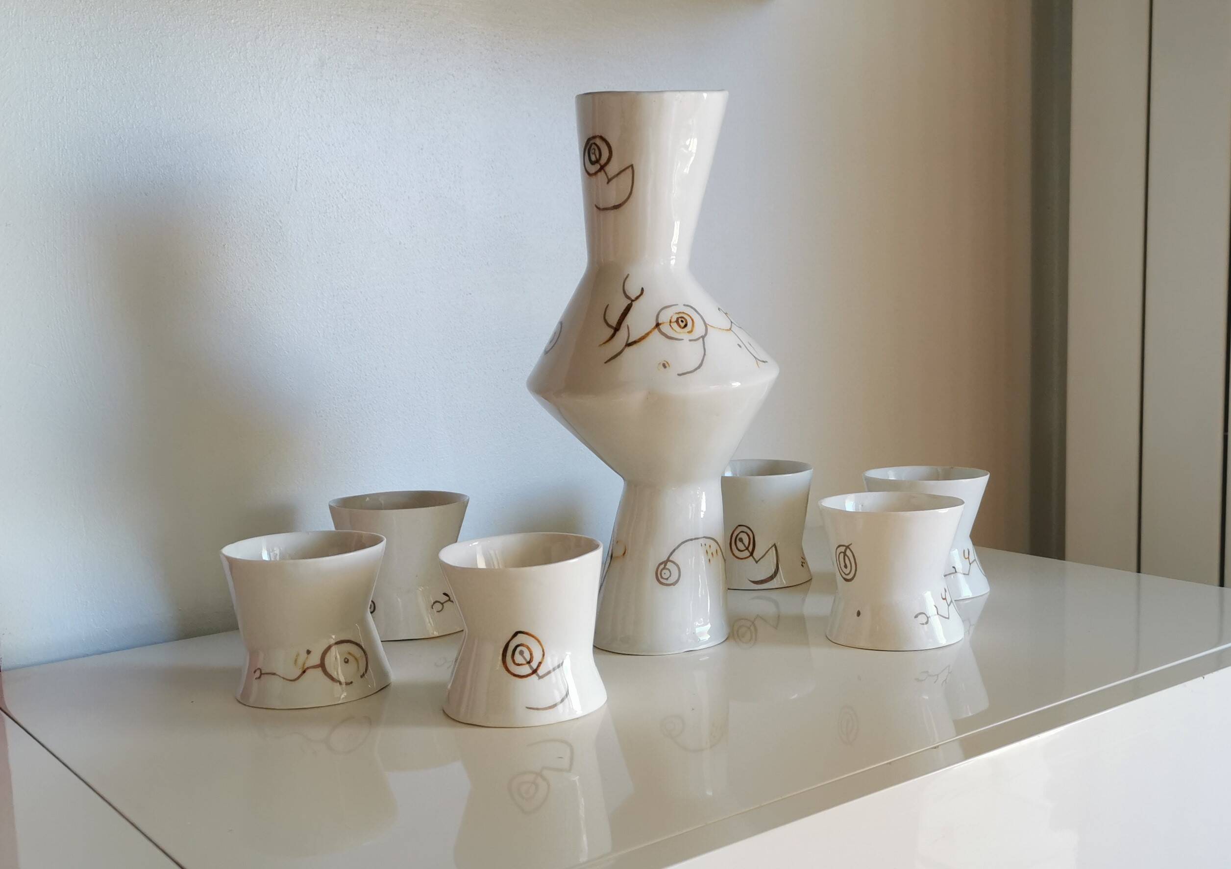 Botella y vasos para vino