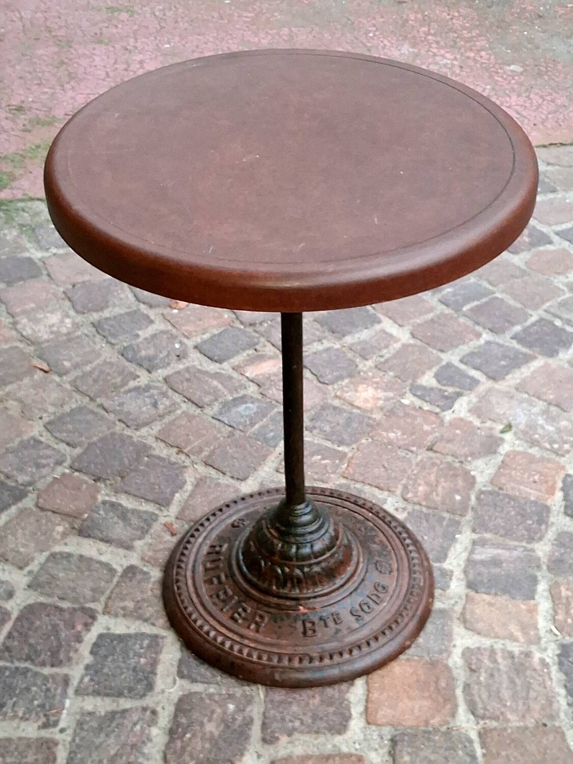 Old bistro guéridon table bar restaurant