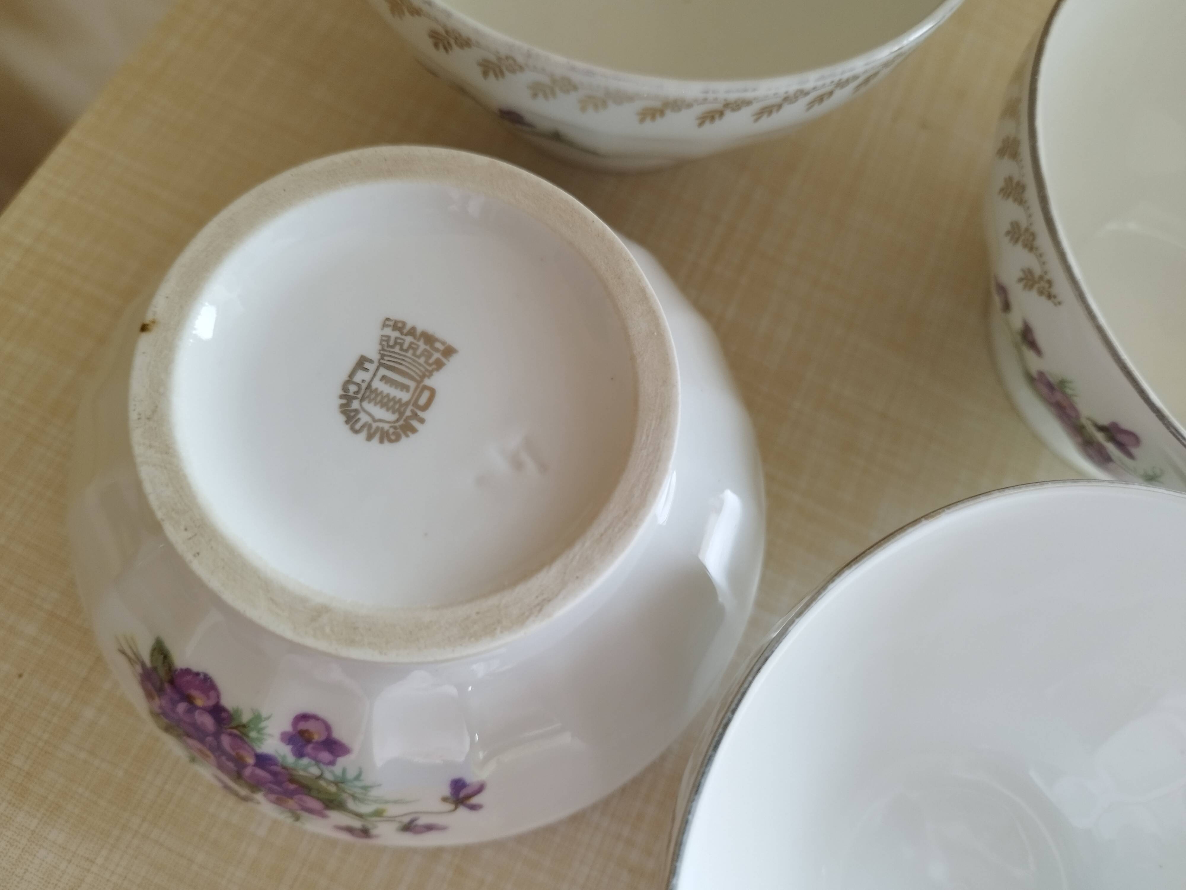 Set of 4 bowls purple porcelain decoration