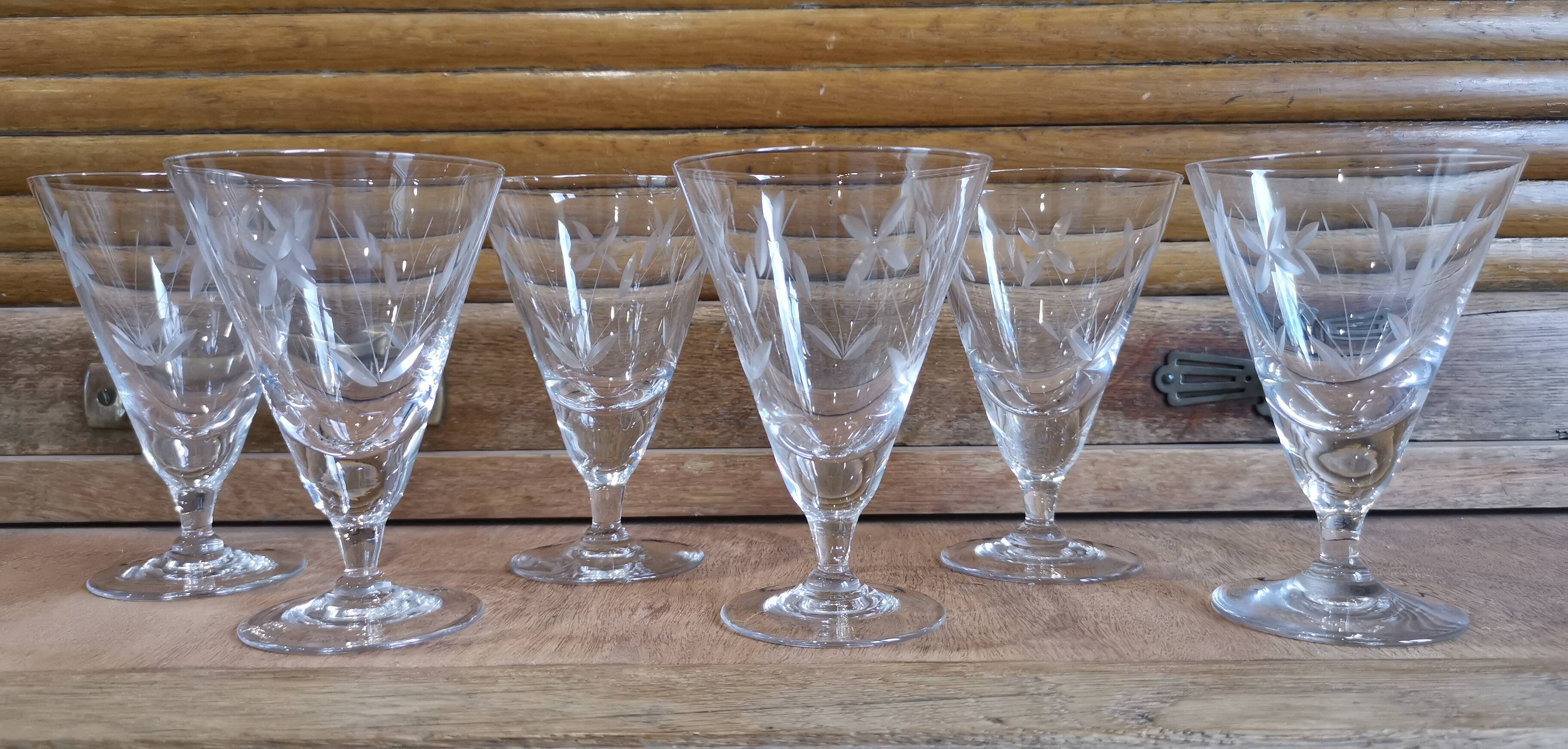 6 old stemmed glasses in chiseled blown glass 60/70