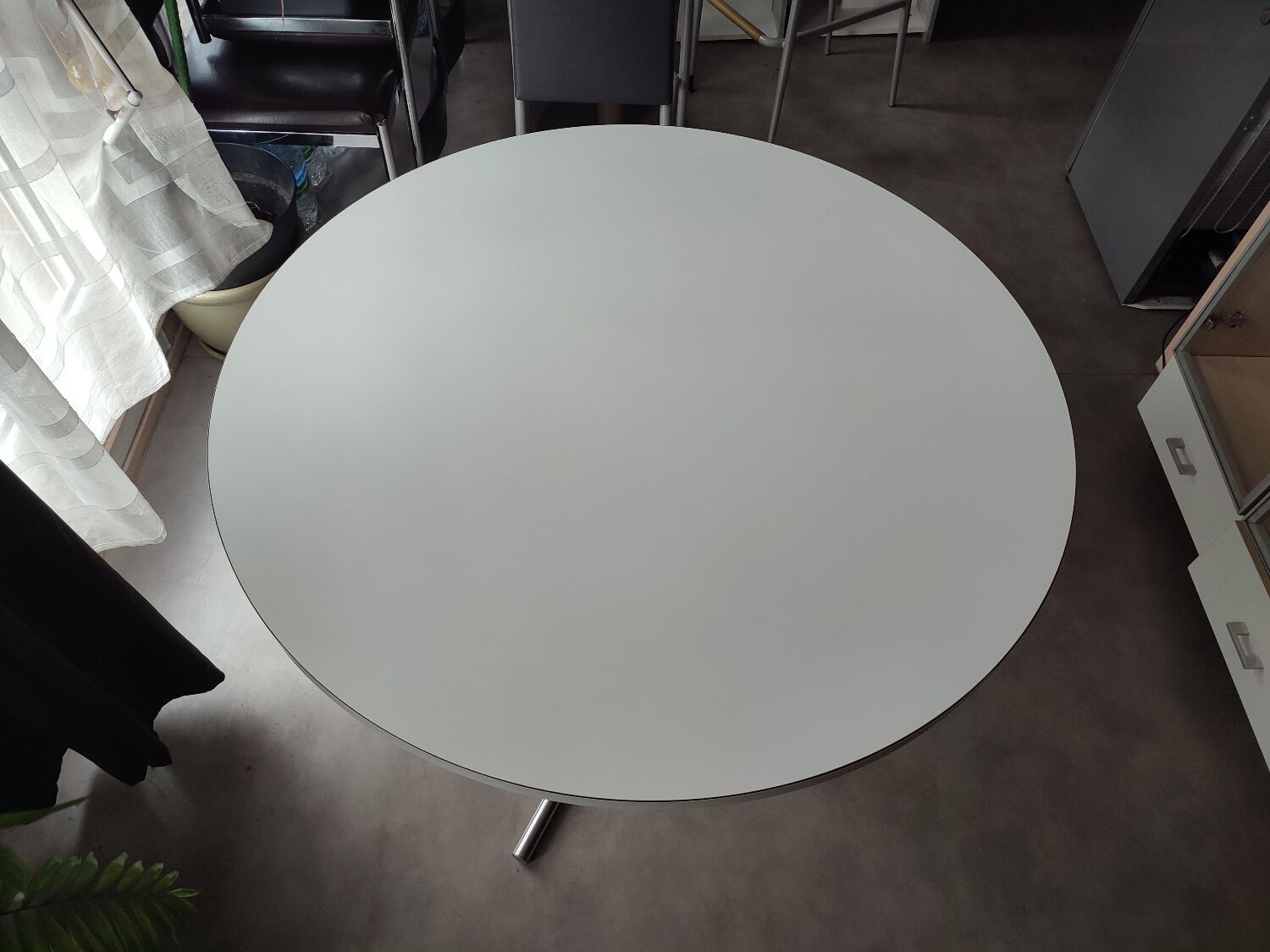 Vintage round table chrome legs