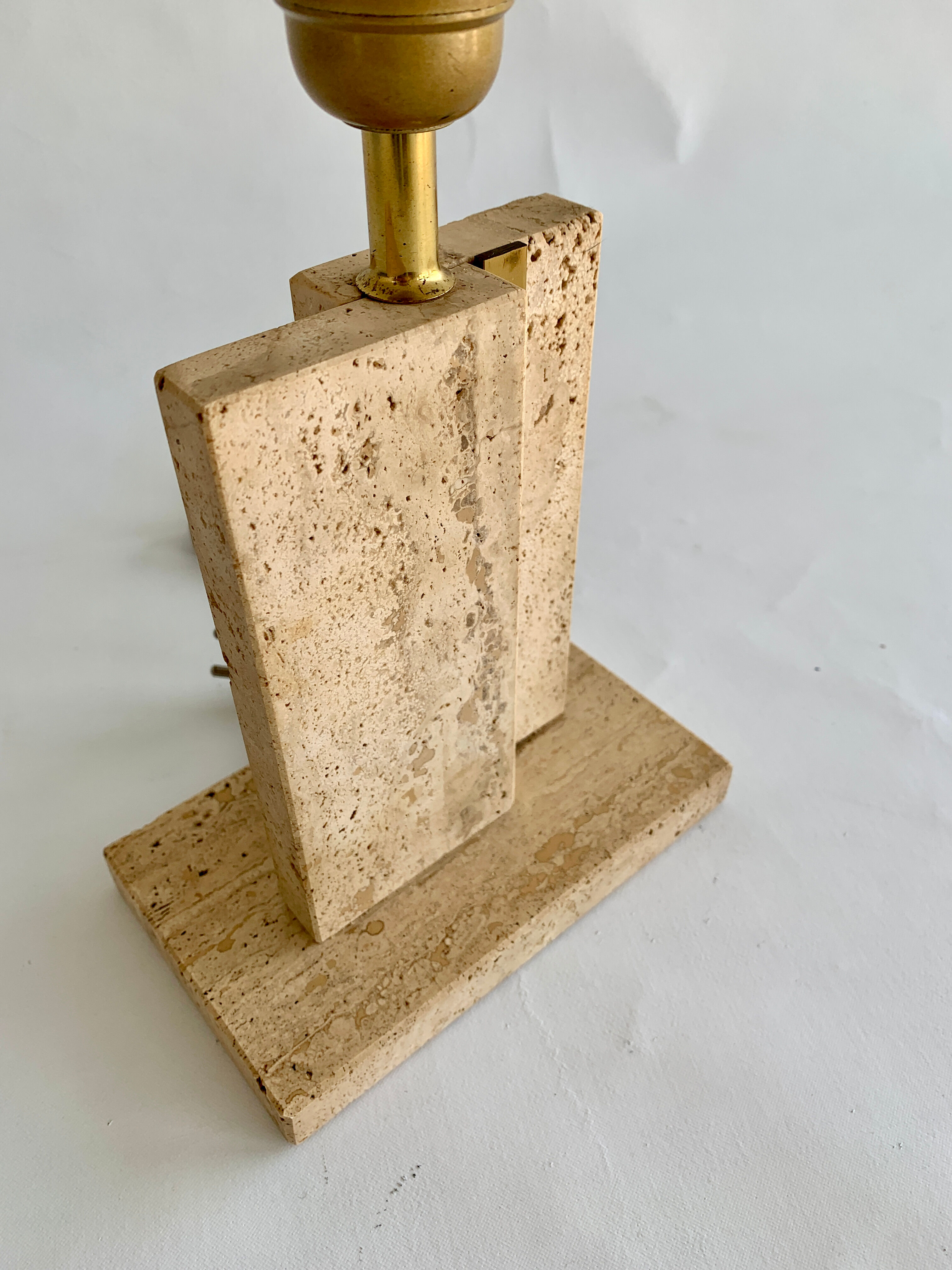 Table lamp foot in travertine