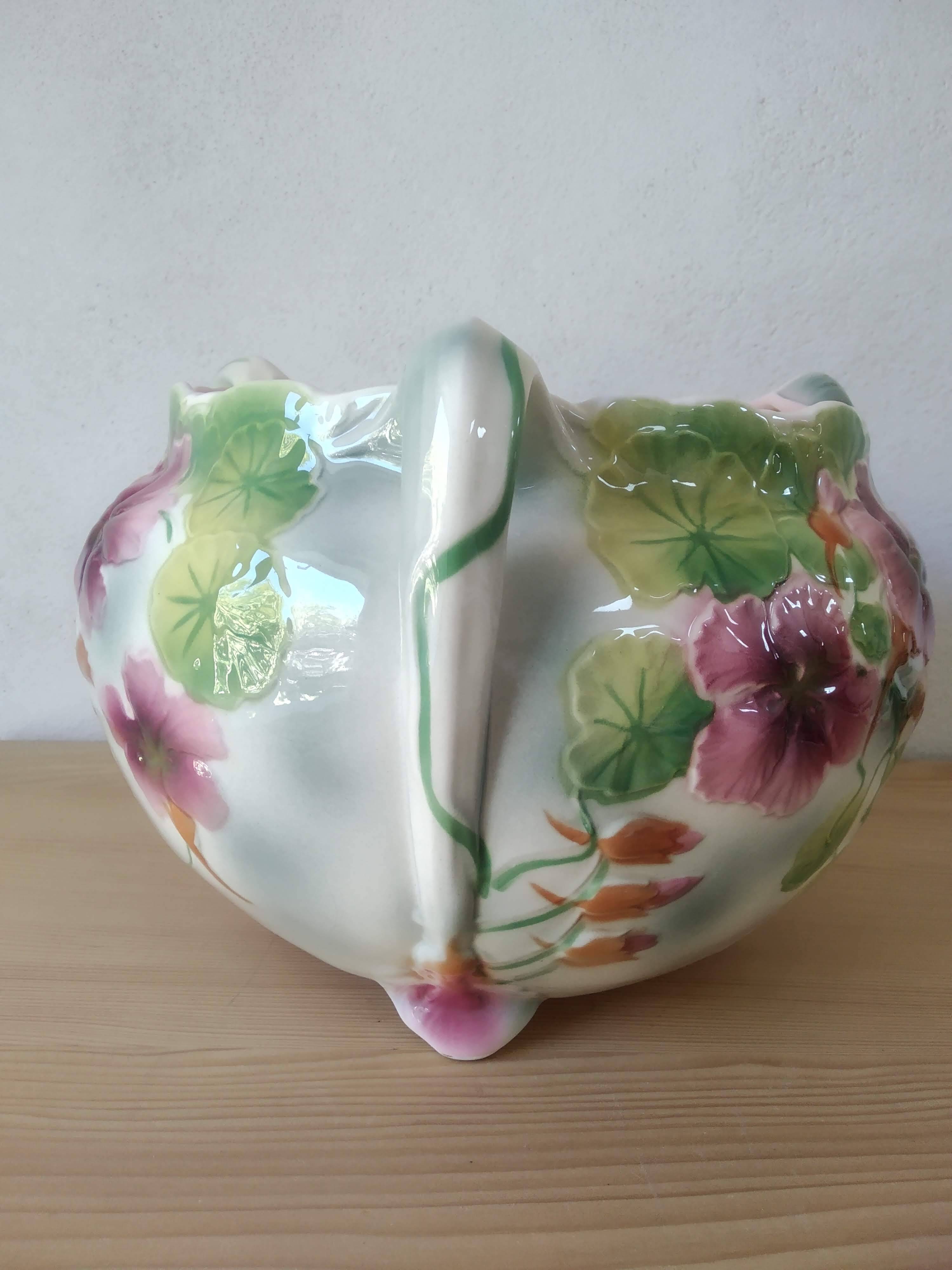 Saint Clément slip pot with Nasturtium decor