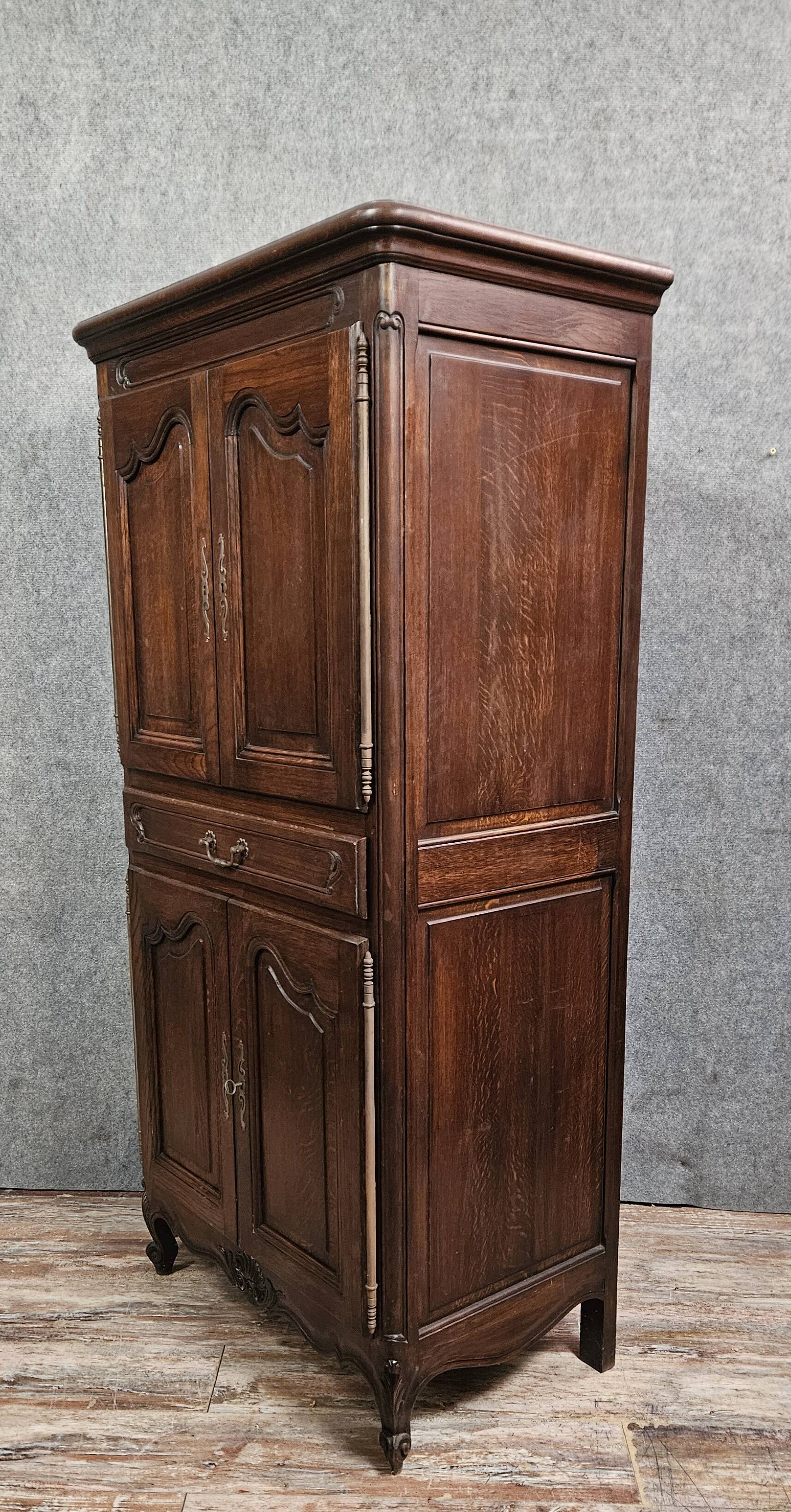 Rustic oak bonnetière