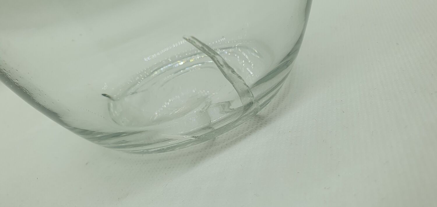 Engraved round decanter and its bubble top