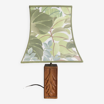 Lampe années 70 en bois naturel sculpté et abat jour jungle