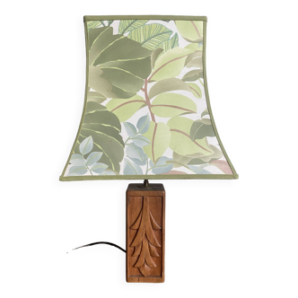 Lampe années 70 en bois naturel sculpté et abat jour jungle