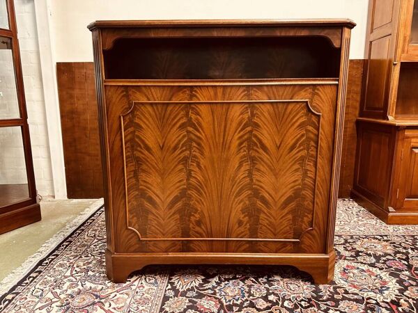Bar anglais antique en acajou Chesterfield avec tabourets de bar
